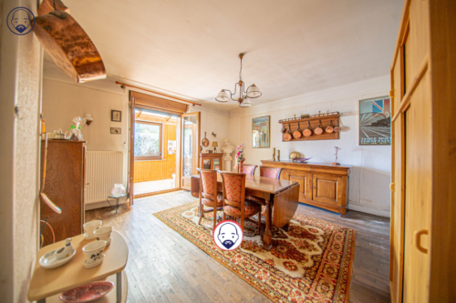Maison d’habitation de plain-pied avec grange et jardin