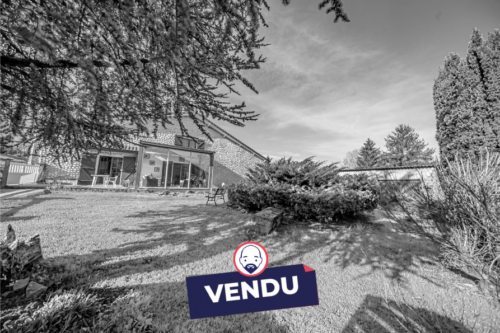 Maison de village implantée sur un beau terrain clos et arbo