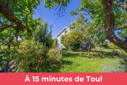 Maison de ville implantée sur un jardin clos et paysagé à se