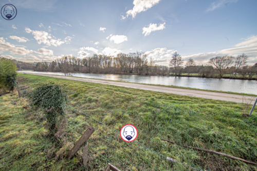 Charmant terrain avec un petit abri, d&rsquo;une superficie totale