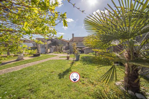Maison de village implantée sur jardin clos