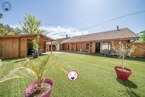 Chalet lumineux avec terrasse et dépendance