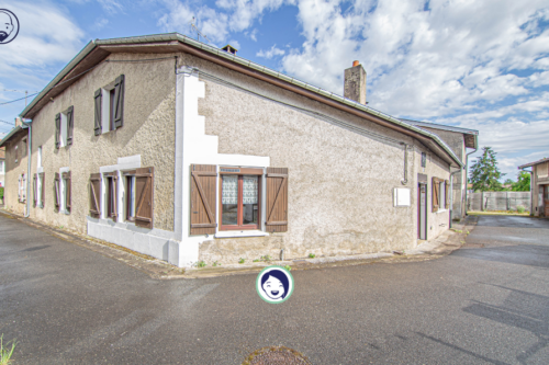 Une agréable maison avec garage et terrain, au coeur du vill
