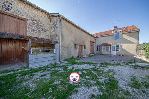 Ancien corps de ferme avec grandes dépendances
