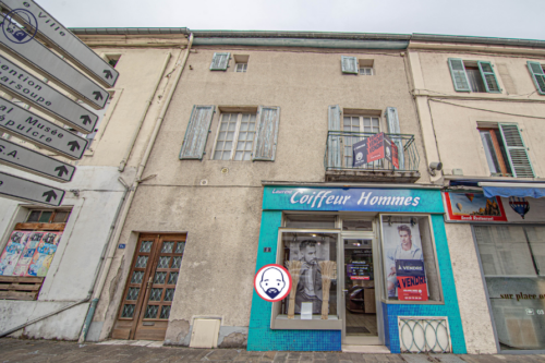 Immeuble de rapport avec local commercial et habitation au c